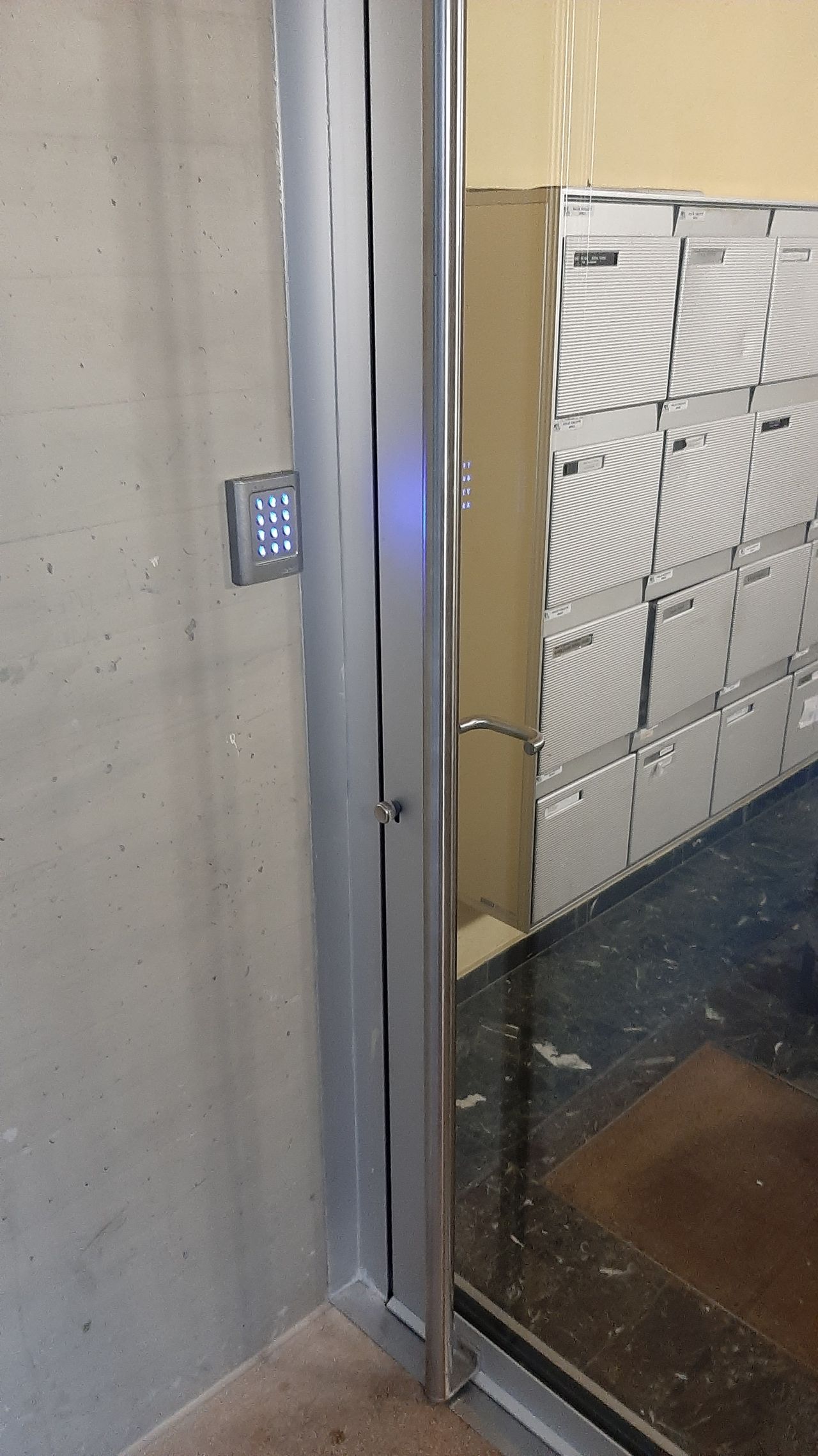 Photo d'un digicode que nous avons installé dans un immeuble de Lausanne