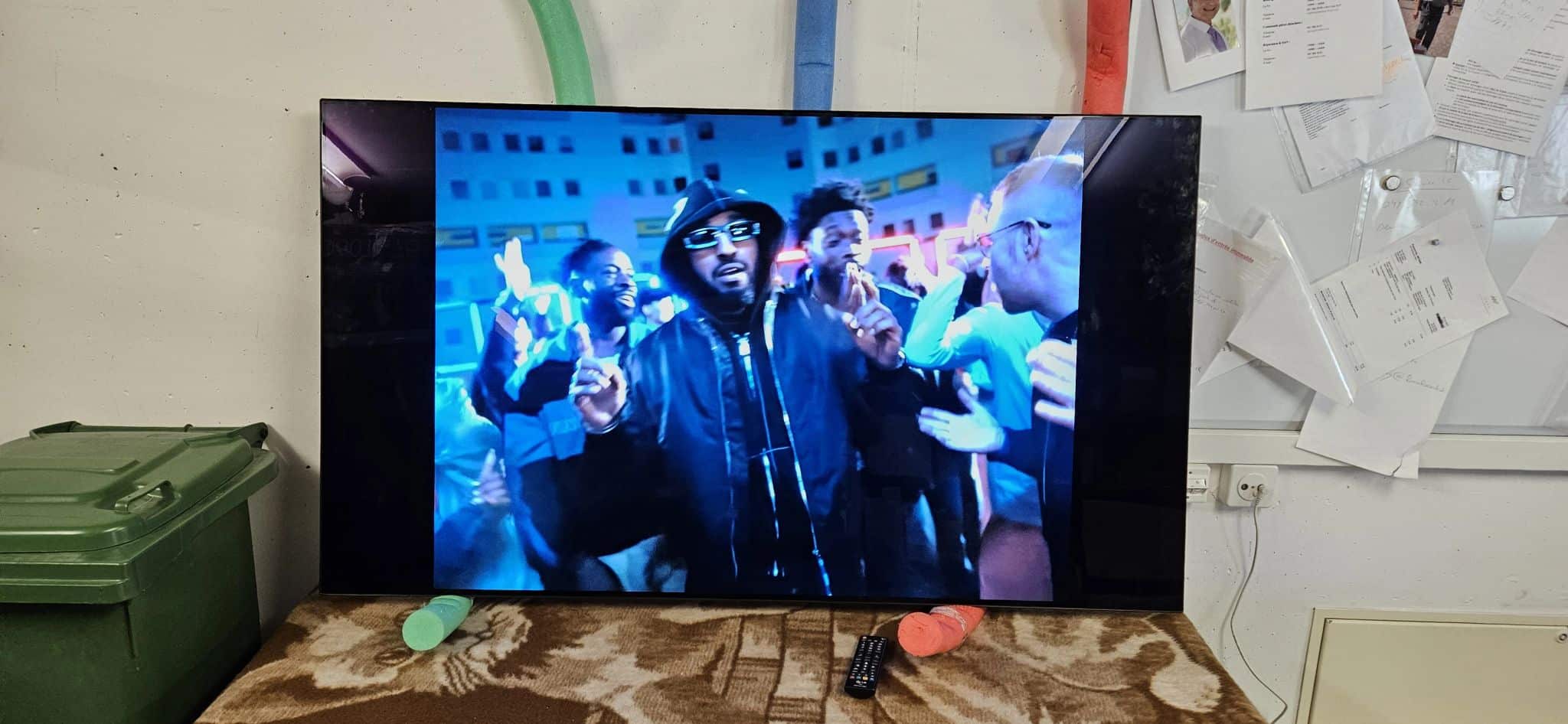 Photo d'une télévision OLED LG OLED65BX6LB que nous avons réparée, changement de la carte d'alimentation