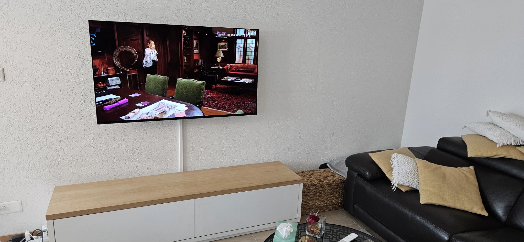Photo d'une télévision Sony que nous avons fixée au mur