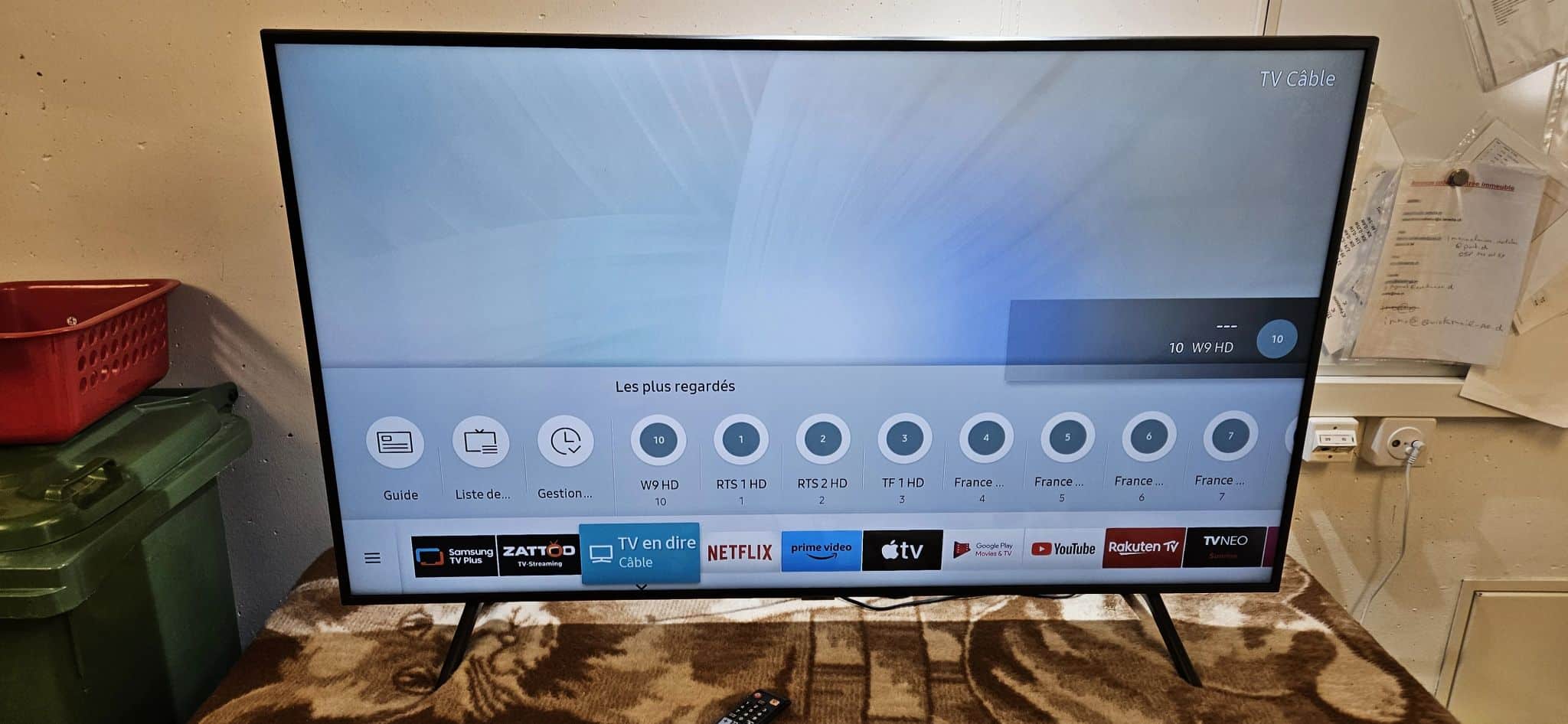 Photo d'une télévision Samsung UE55RU7170 sur laquelle nous avons remplacé la prise tuner pour le câble d'antenne