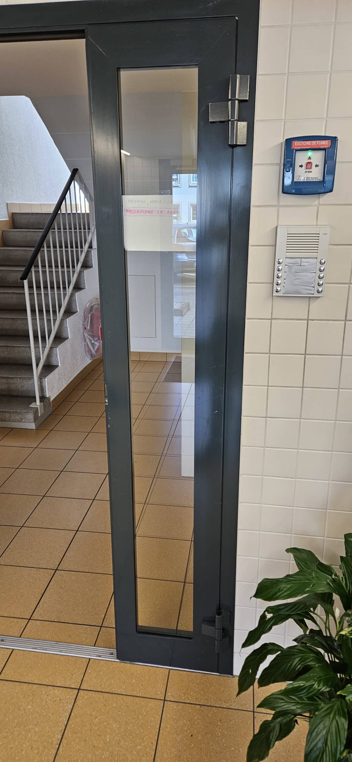 Photo d'une platine d'interphones que nous avons remplacée dans un immeuble à Prilly