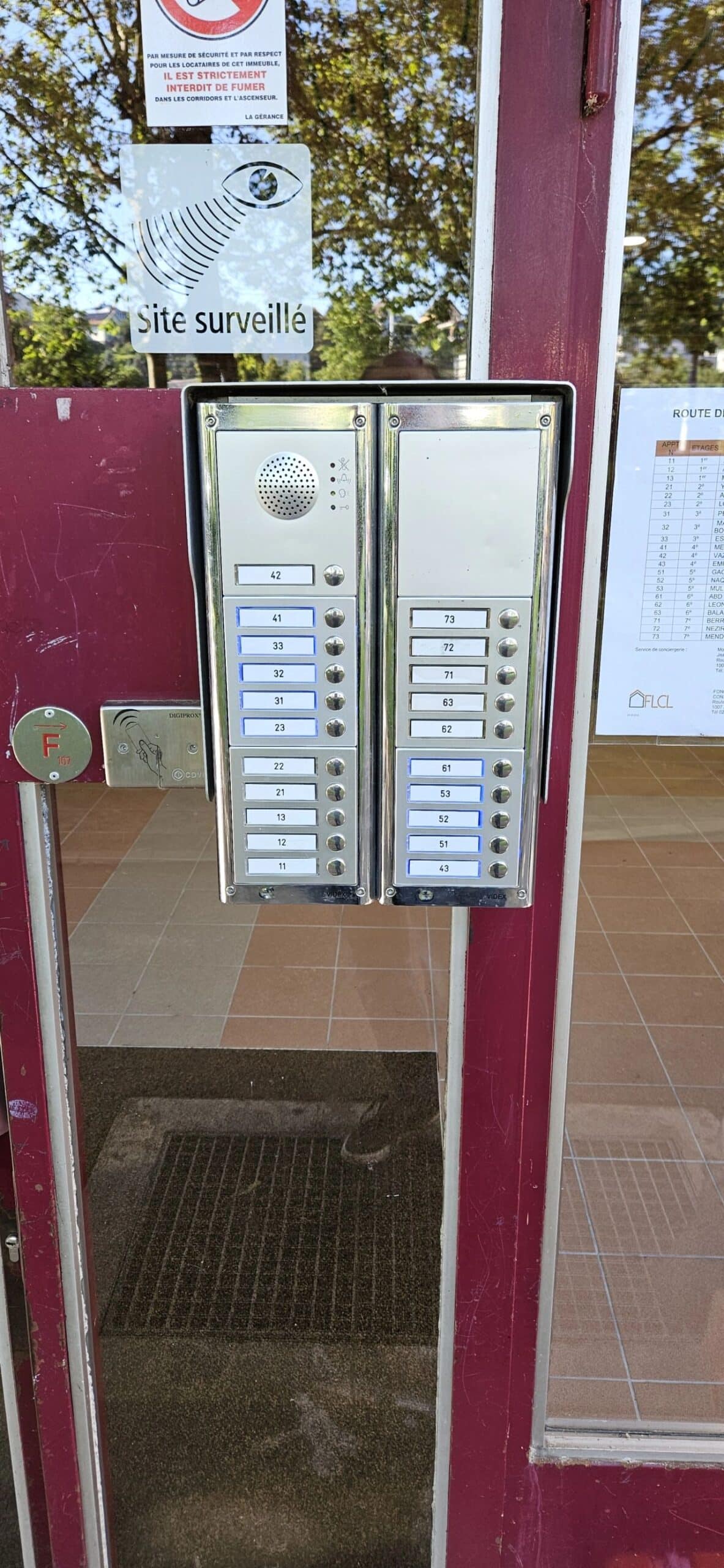 Photo d'une platine d'interphone que nous avons réparée