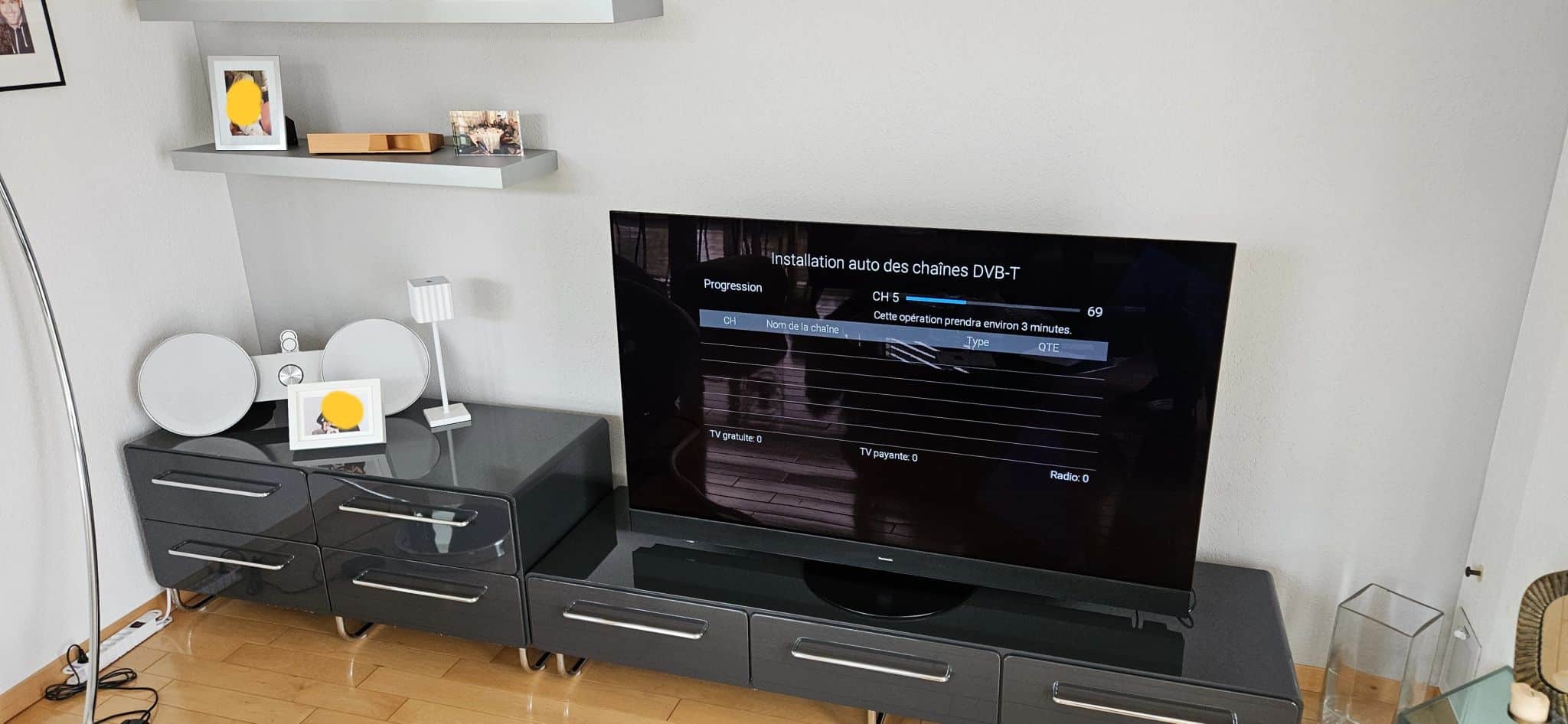 Photo d'une télévision Panasonic OLED que nous avons réglée sur le téléréseau