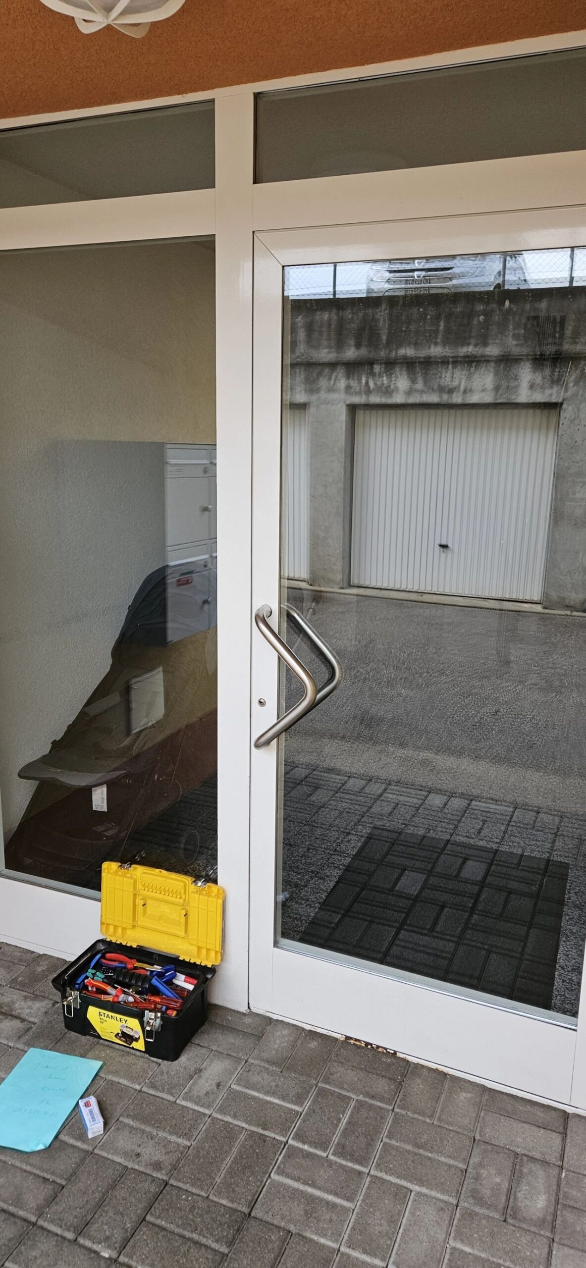 Photo d'une porte d'entrée d'immeuble sur laquelle nous avons remplacé la gâche électrique