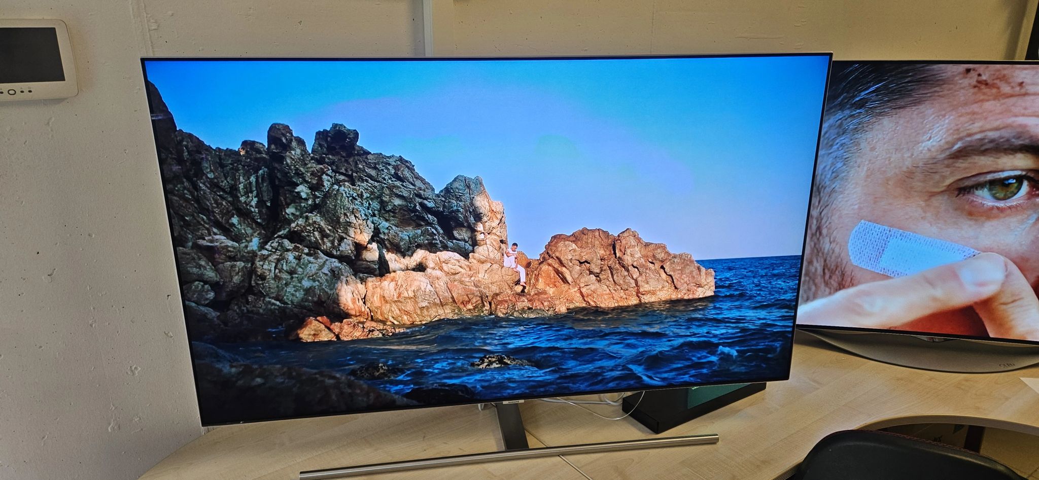 Photo d'un téléviseur Samsung QLED QE55Q8FAM