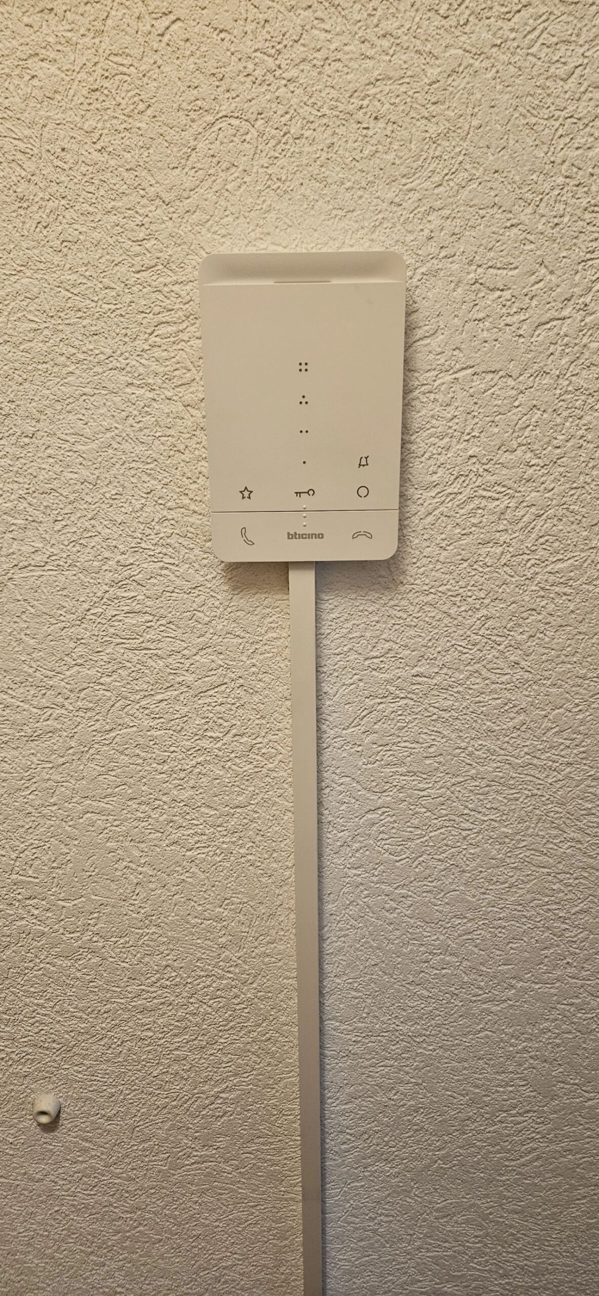 Photo d'un interphone Biticino mains libres que nous avons remplacé.