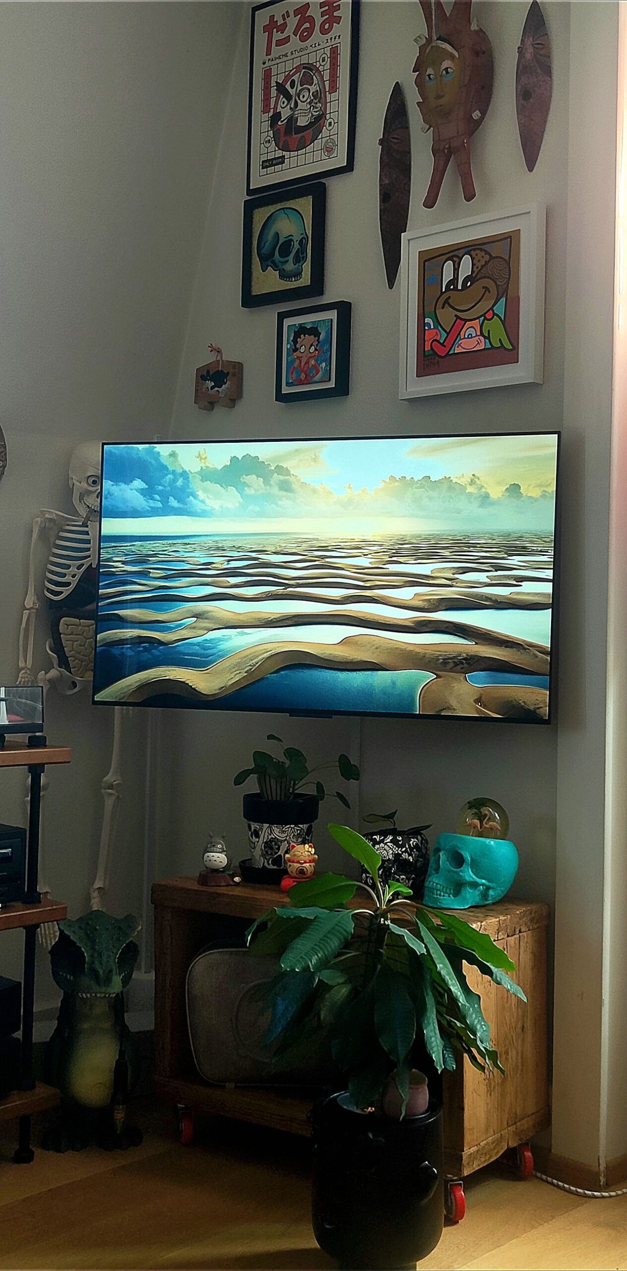 Photo d'une télévison fixée au mur