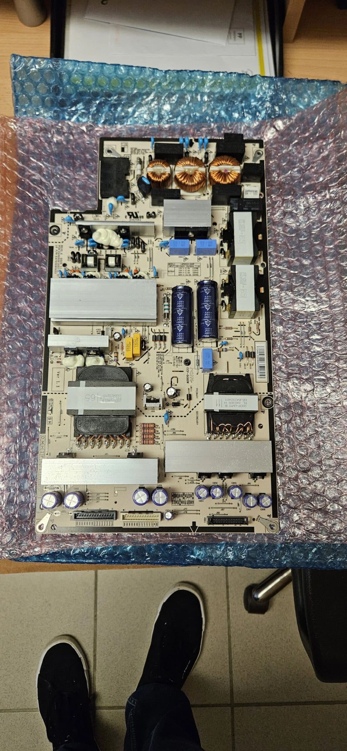 Photo d'une platine d'alimentation pour un téléviseur OLED LG modèle OLEDBX6LB.