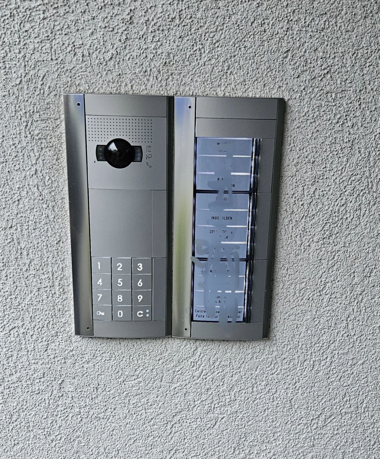 Photo d'une platine d'interphones que nous avons réparée dans un immeuble à Morges