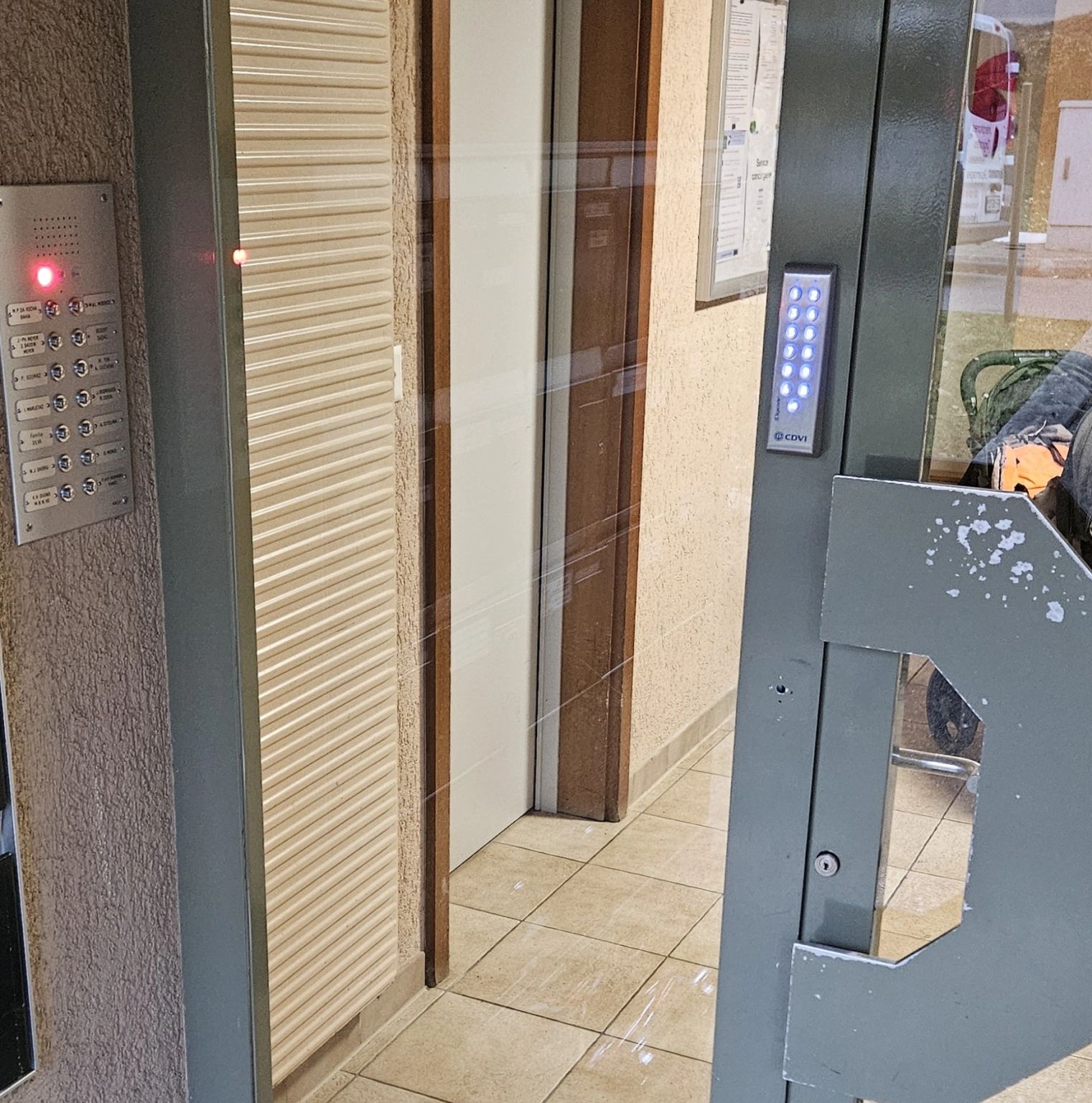 Photo d'un digicode fin que nous avons installé dans un immeuble à Chavornay