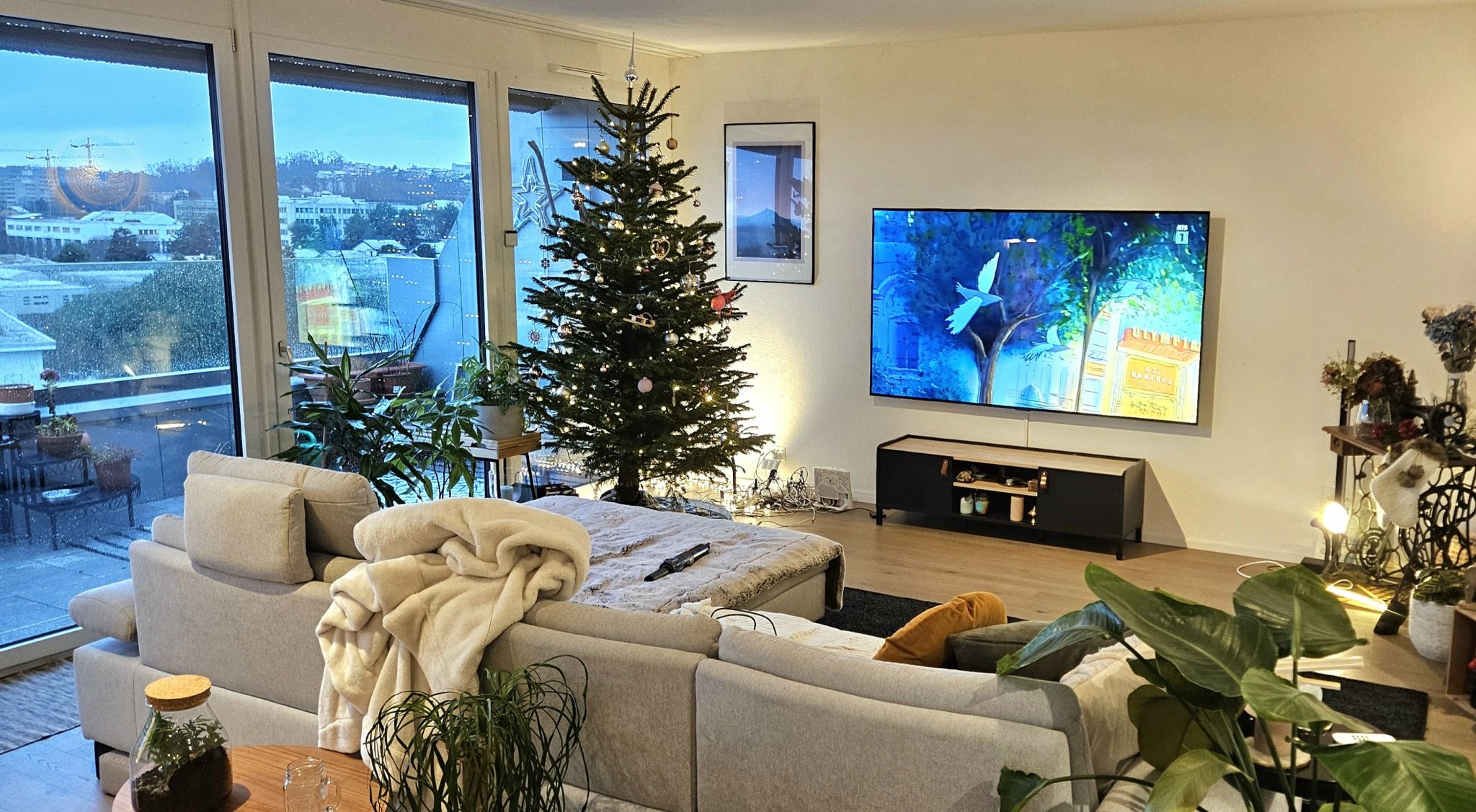 Photo d'une télévision LG OLED que nous avons fixée au mur grâce à un support mural fixe