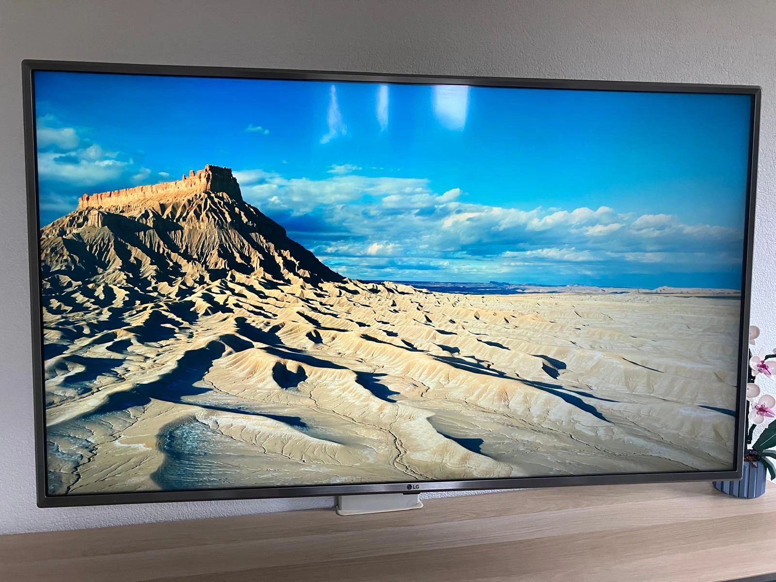 Photo d'une télévision LG 50UM7600PLB réparée par un client à qui nous avons envoyé les pièces détachées (barres LED)