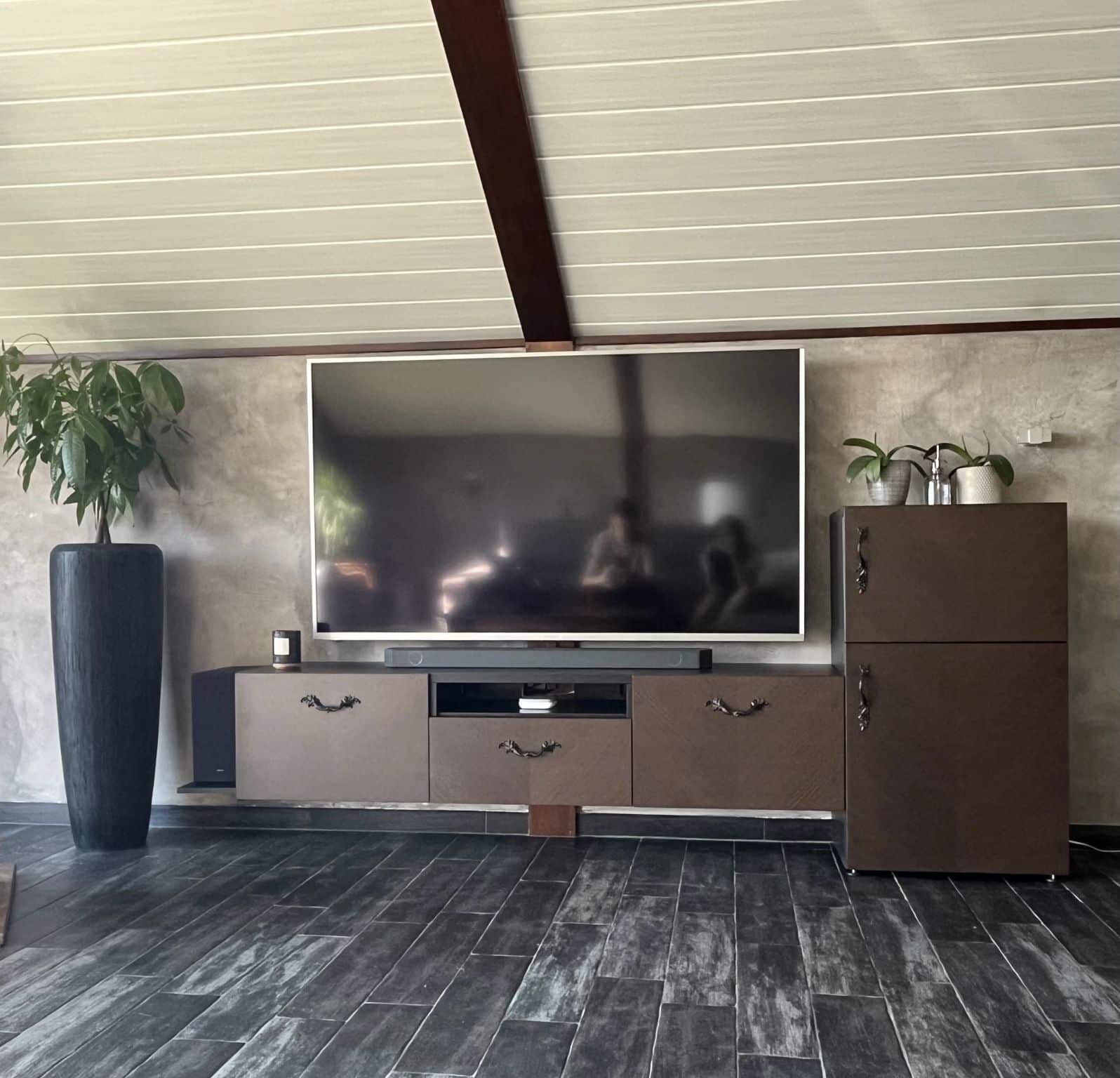 Photo d'une télévision que nous avonx fixée au mur chez un client