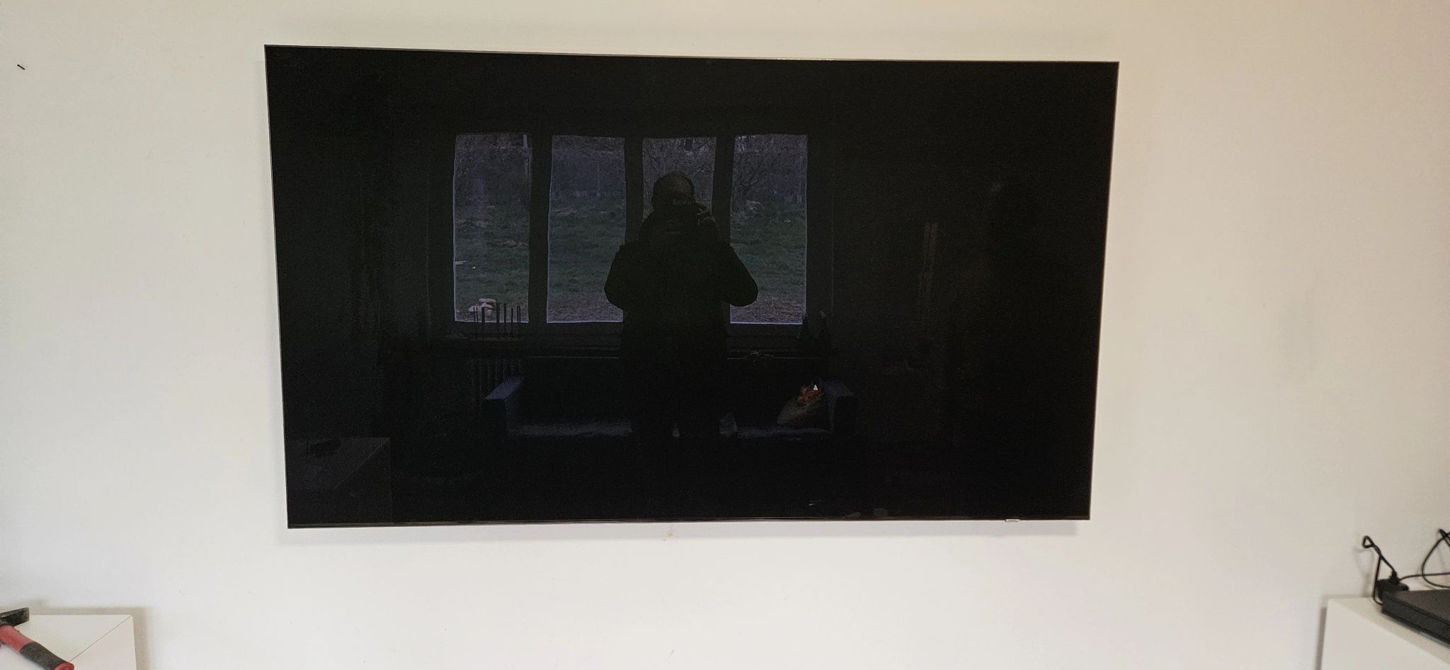 Photo d'une télévision Samsung que nous avons fixée au mur grâce à un support support mural Erard EXOXXLTW3