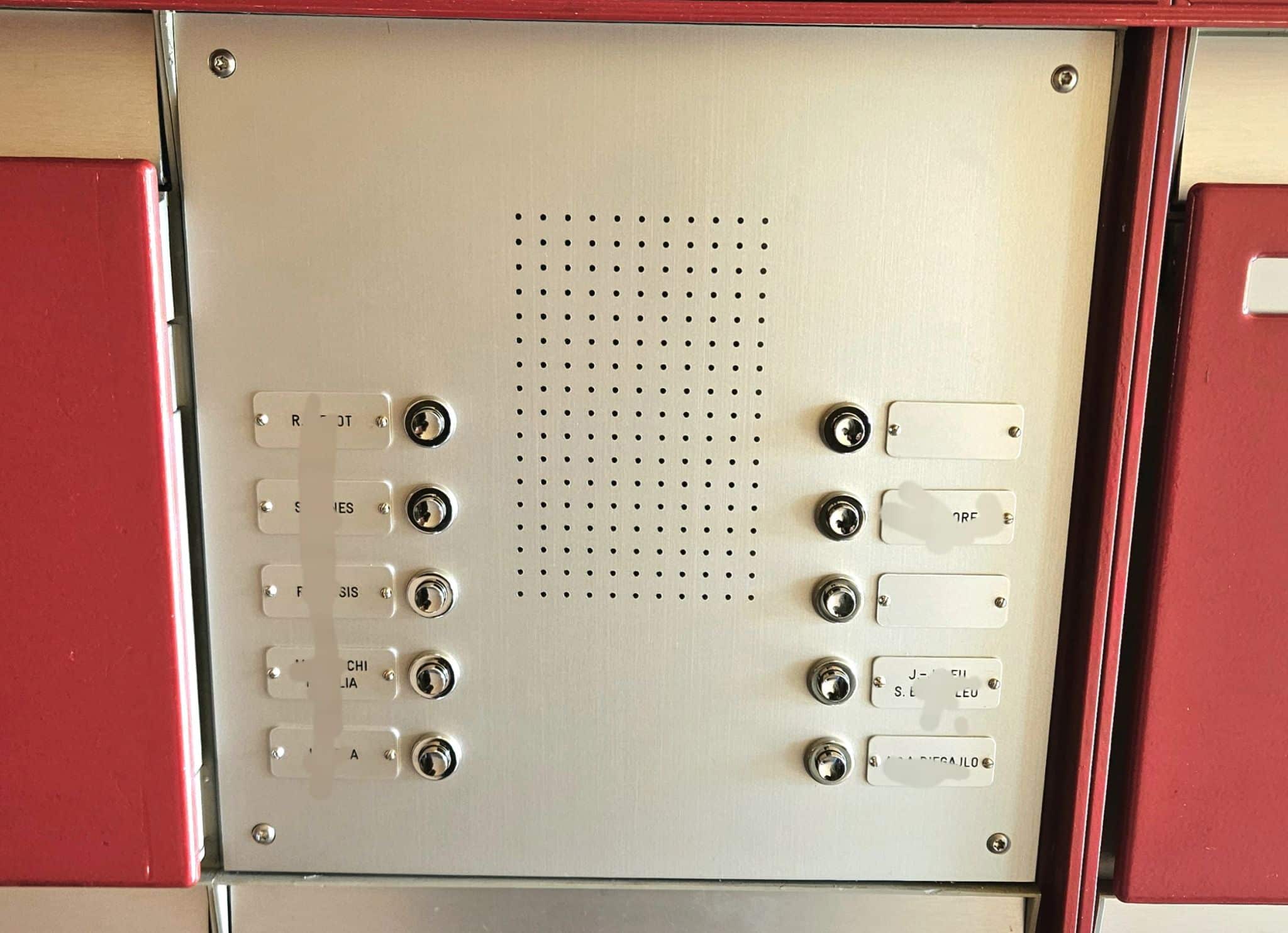 Photo d'une platine d'interphones que nous avons réalisée sur mesure