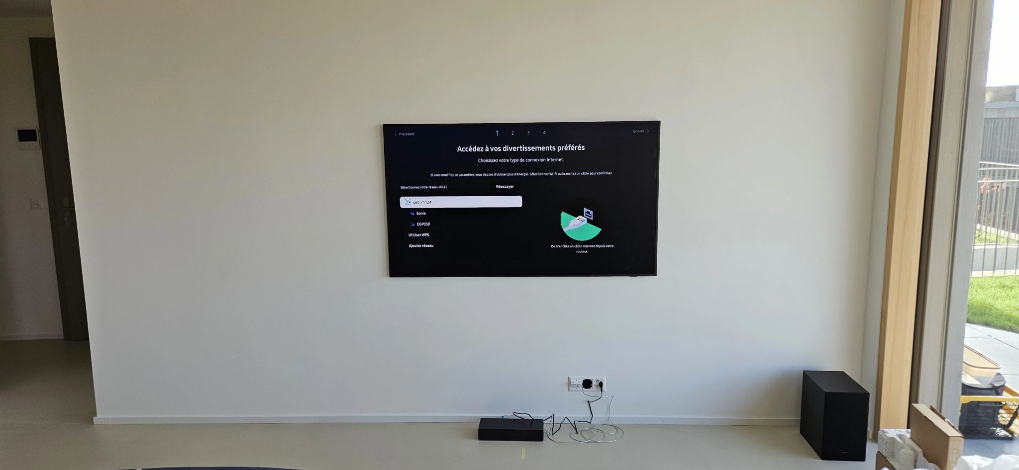 Photo d'une télévision Samsung The Frame que nous avons fixée au mur
