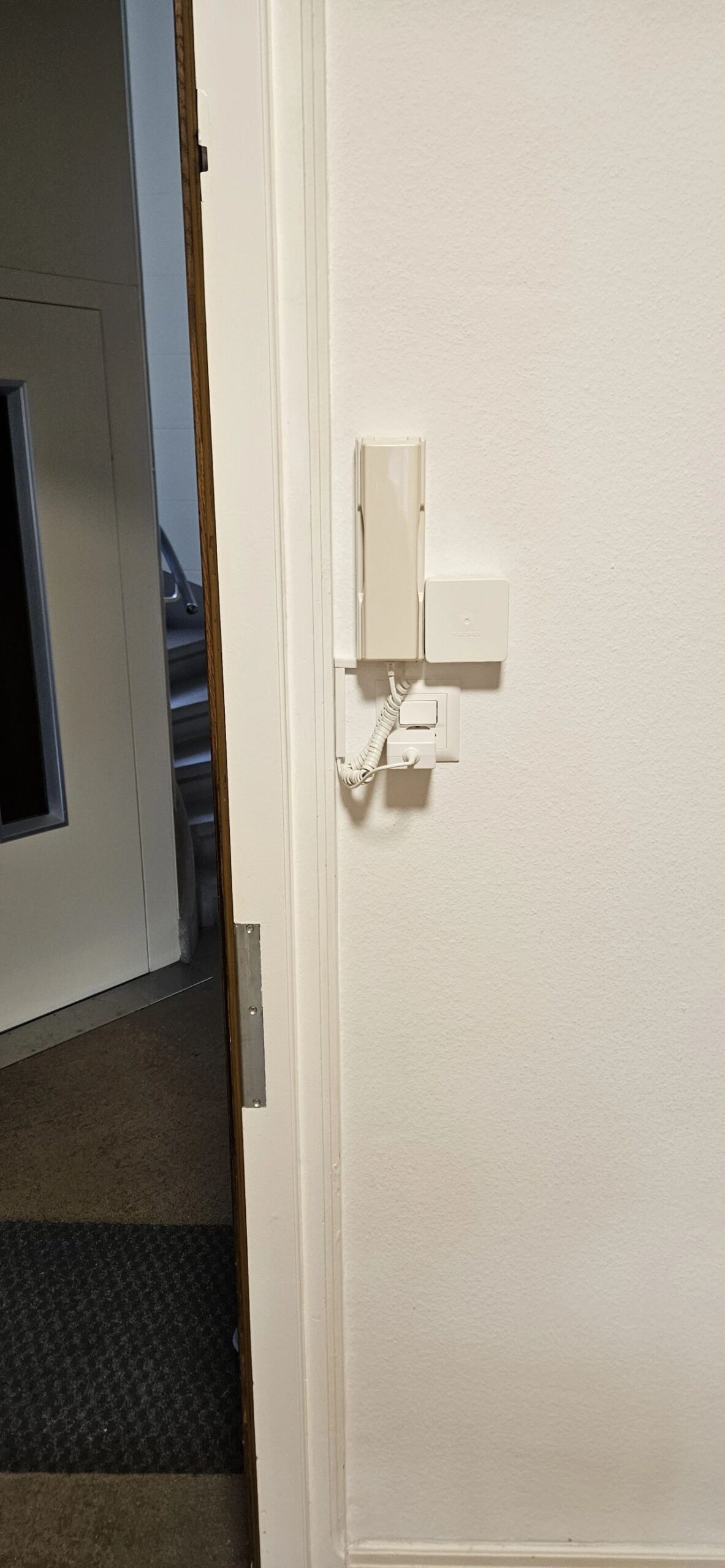 Photo d'un interphone sur lequel nous avons rajouté une télécommande pour l'ouverture de la porte