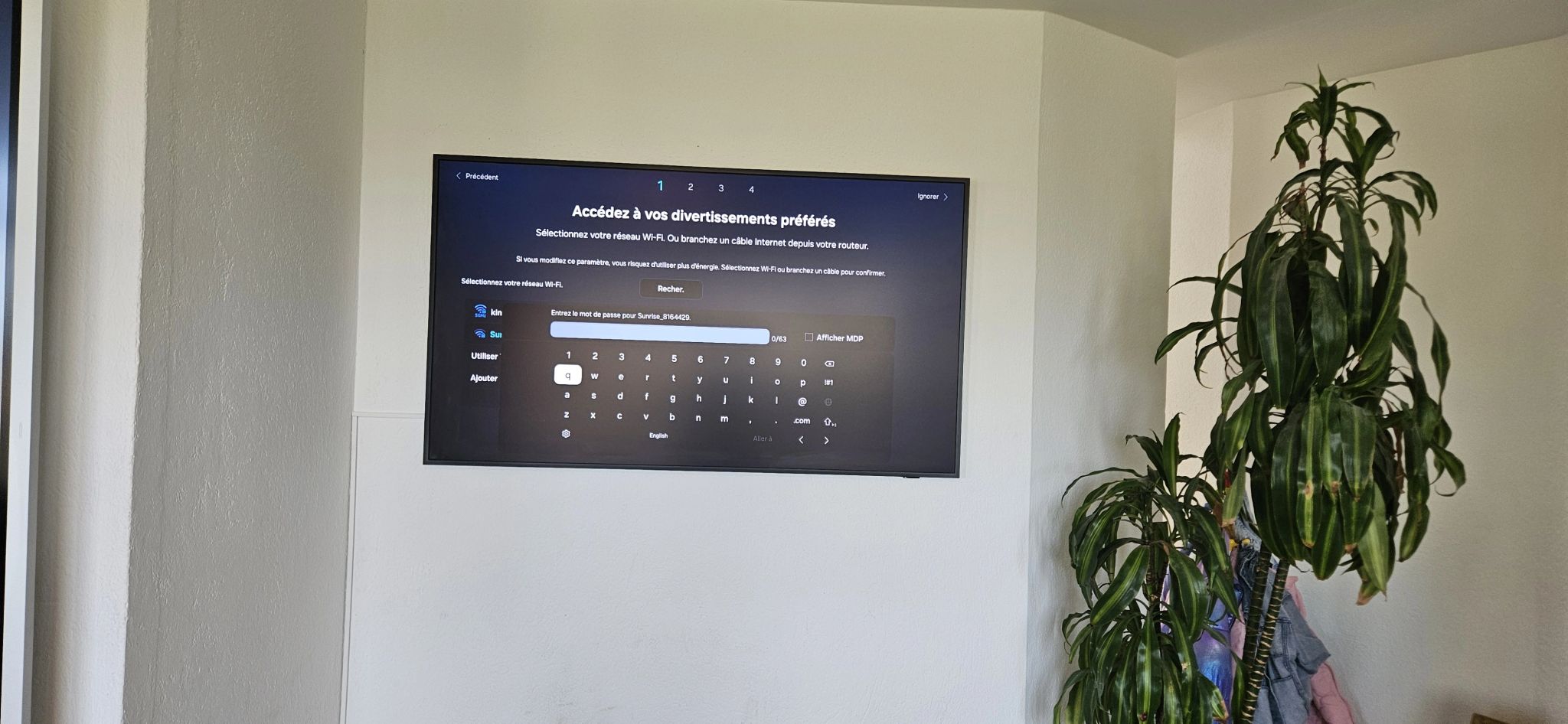 Photo d'une télévision Samsung The Frame que nous avons installée au mur