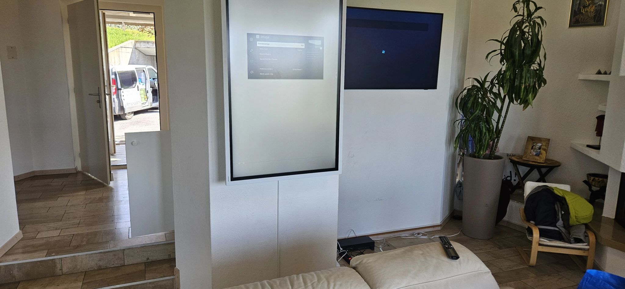 Photo d'une télévision Samsung The Flip que nous avons installée au mur