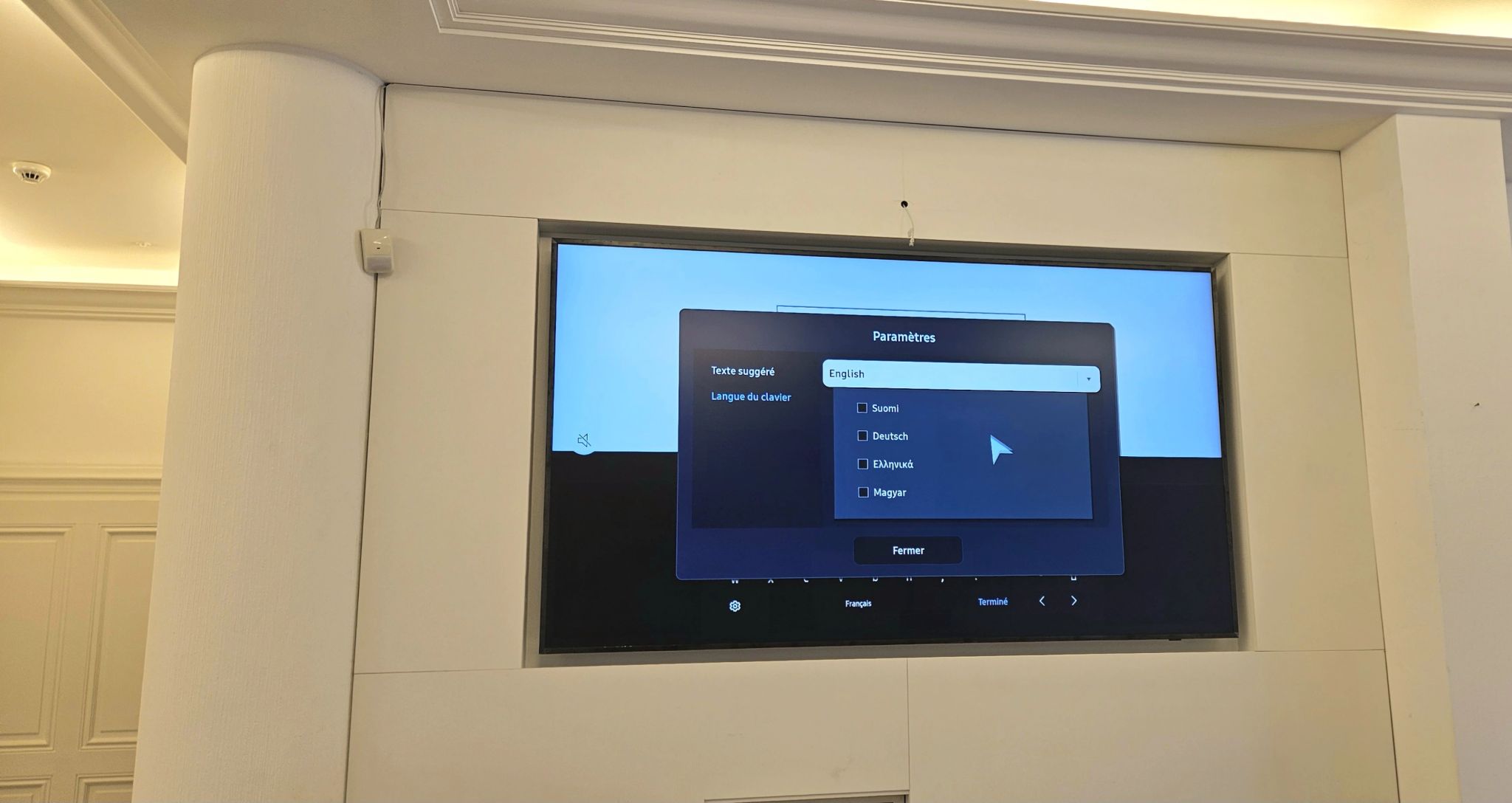 Photo d'une télévision Samsung The Frame de 85 pouces que nous avons fixé au mur
