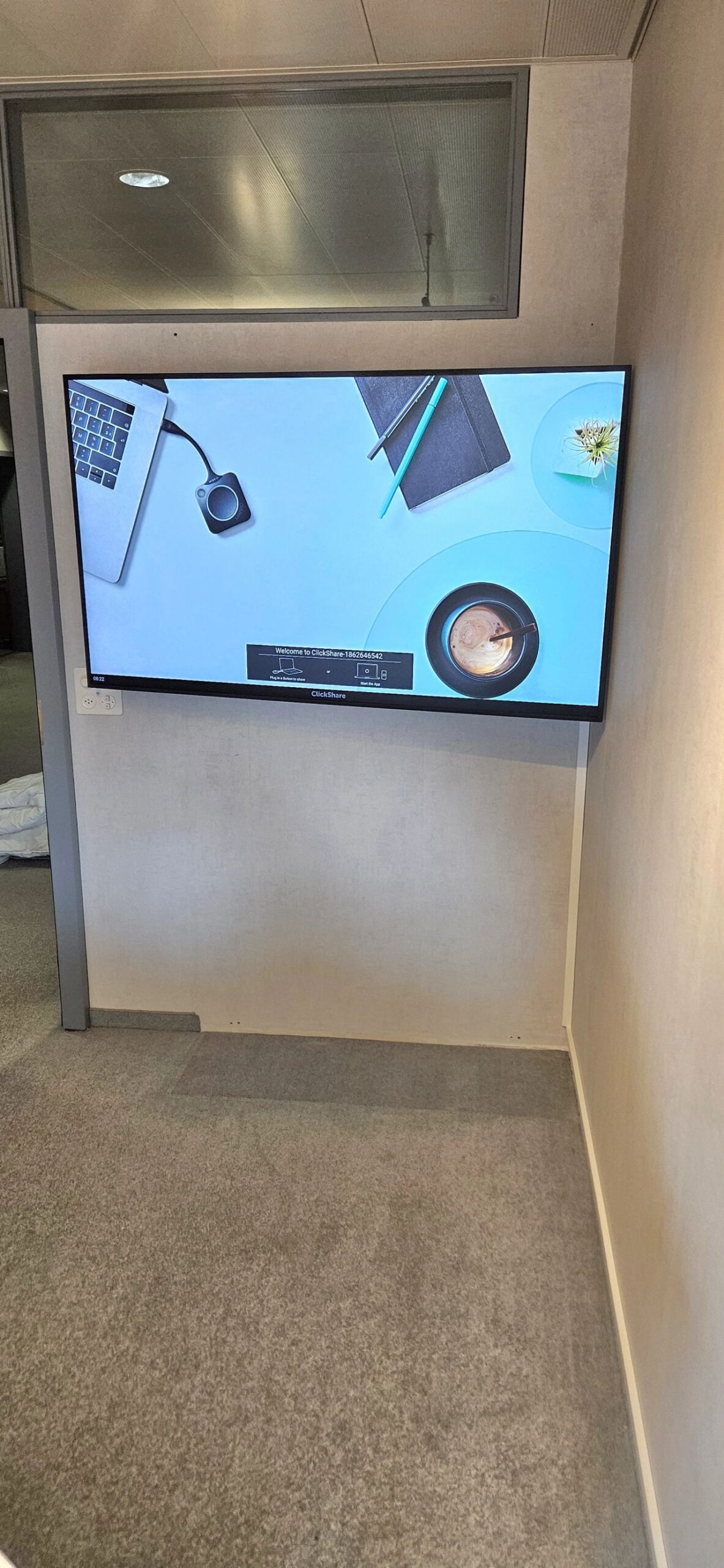 Photo d'un écran Samsung que nous avons installé dans une salle de conférence