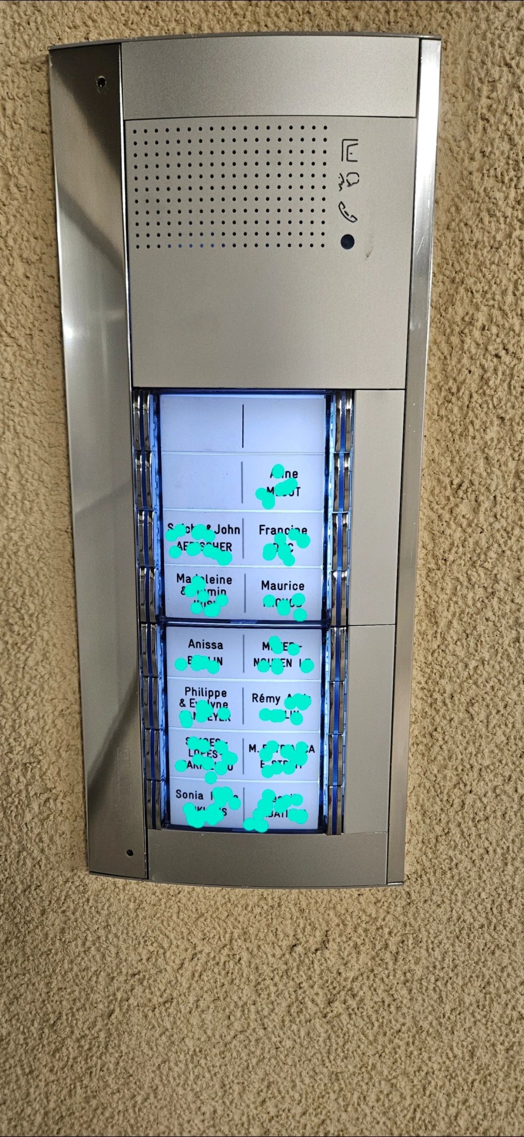 Photo d'une platine d'interphones sur laquelle nous avons gravé les plaquettes (noms) au propre