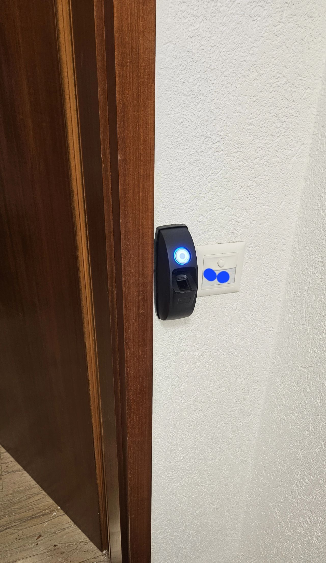 Photo d'un lecteur d'empreintes que nous avons installé sur la porte d'un appartement à Prangins