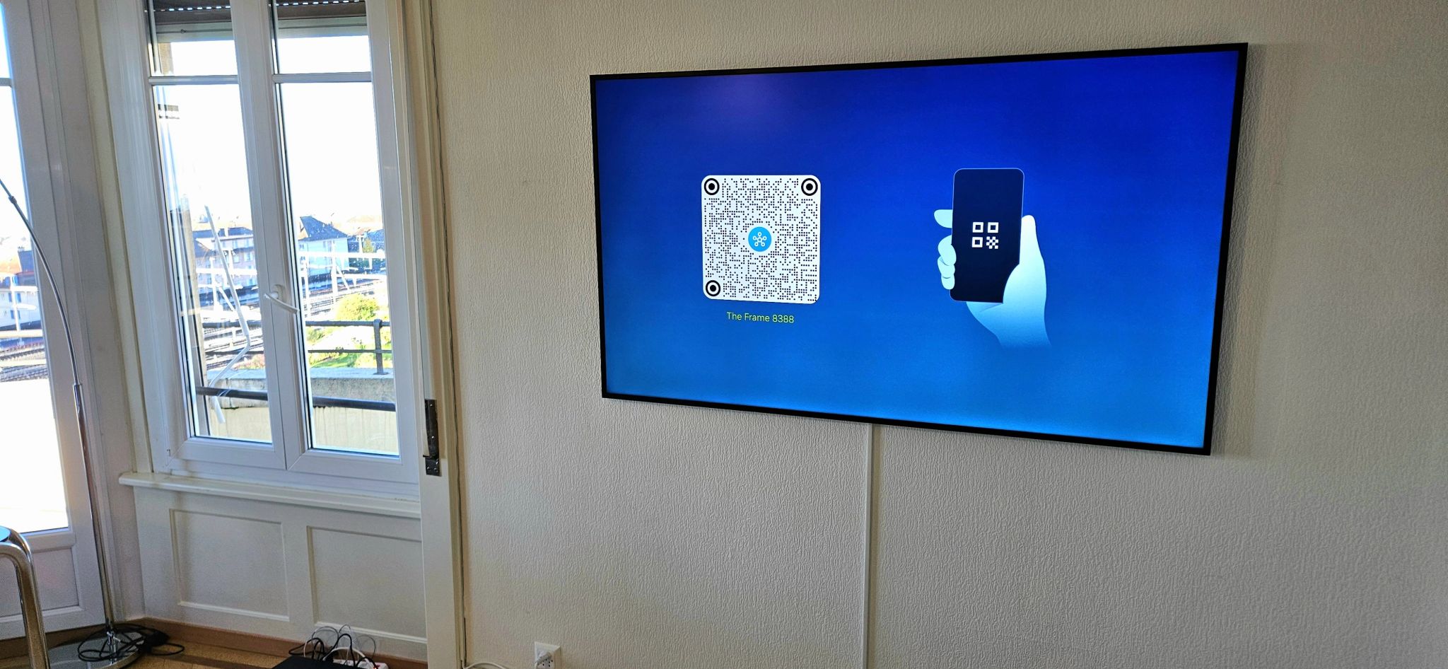 Photo d'une télévision Samsung The Frame que nous avons installée sur le mur