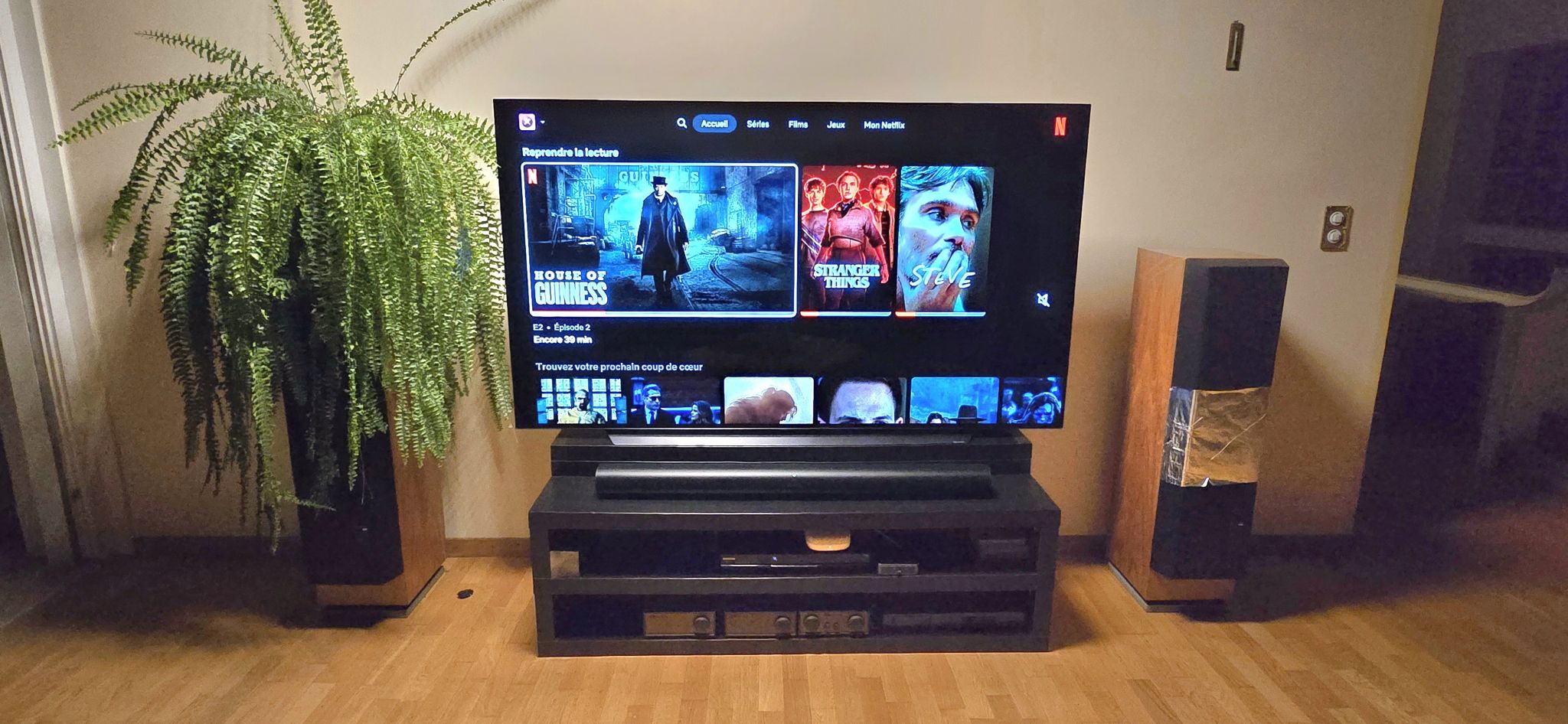 Photo d'une télévision OLED LG OLED77C17LB que nous avons réparée
