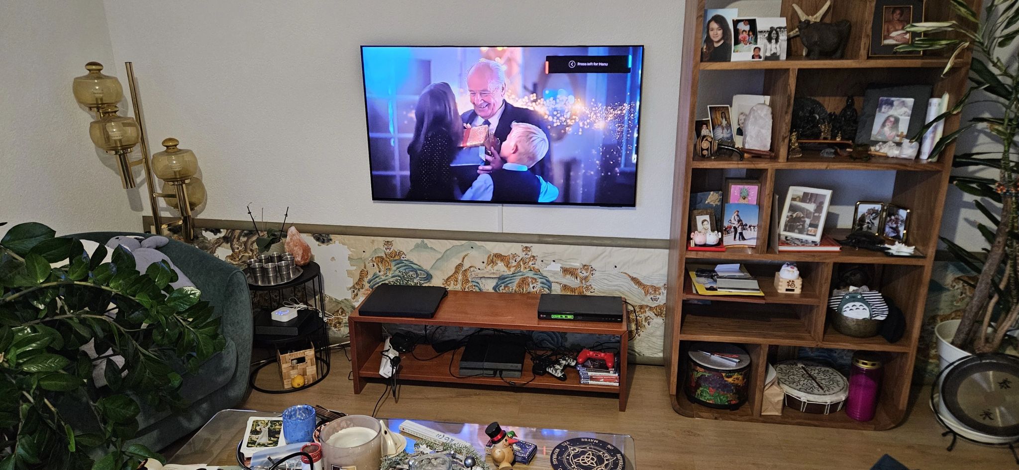 Photo d'une télévision Samsung que nous avons accrochée au mur