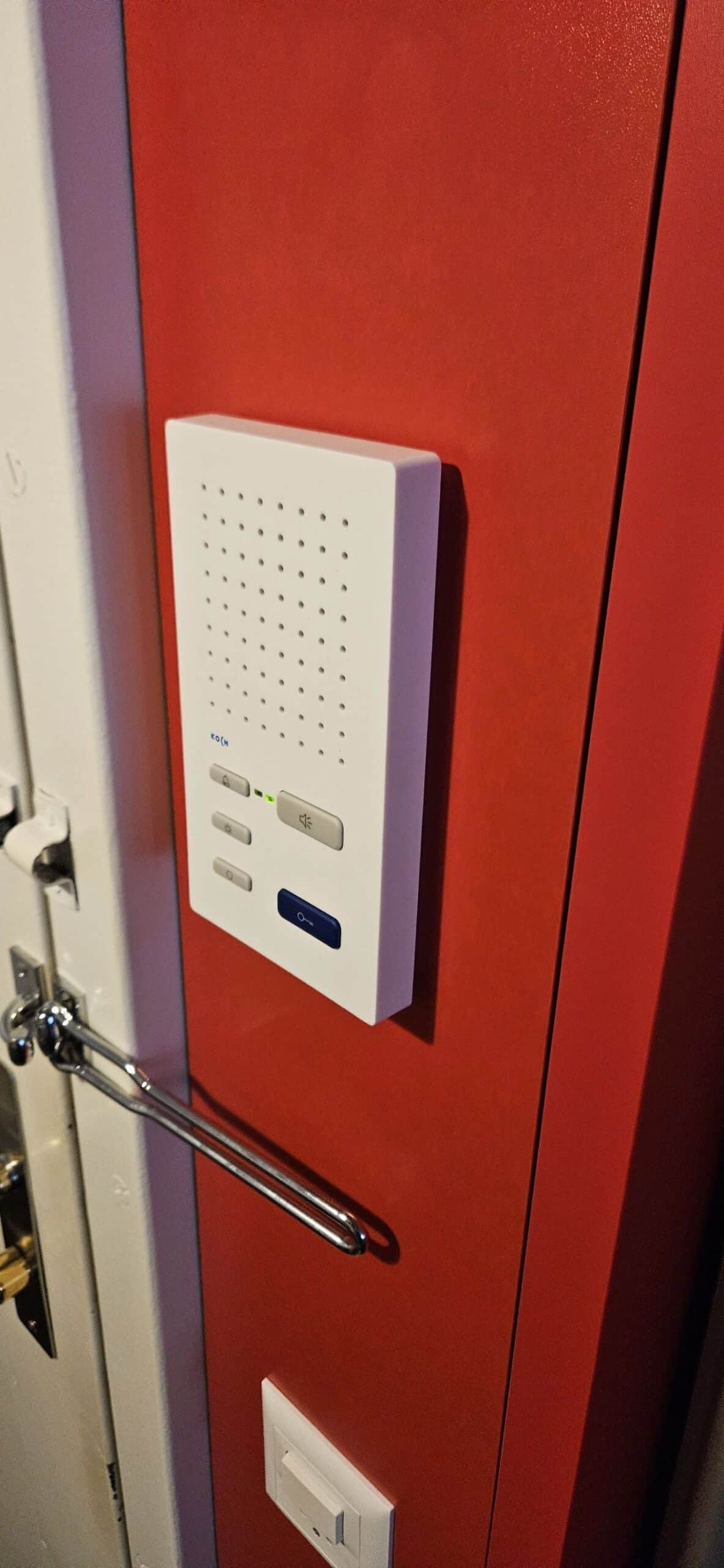 Photo d'un système d'interphones que nous avons remplacé dans un immeuble à Genève
