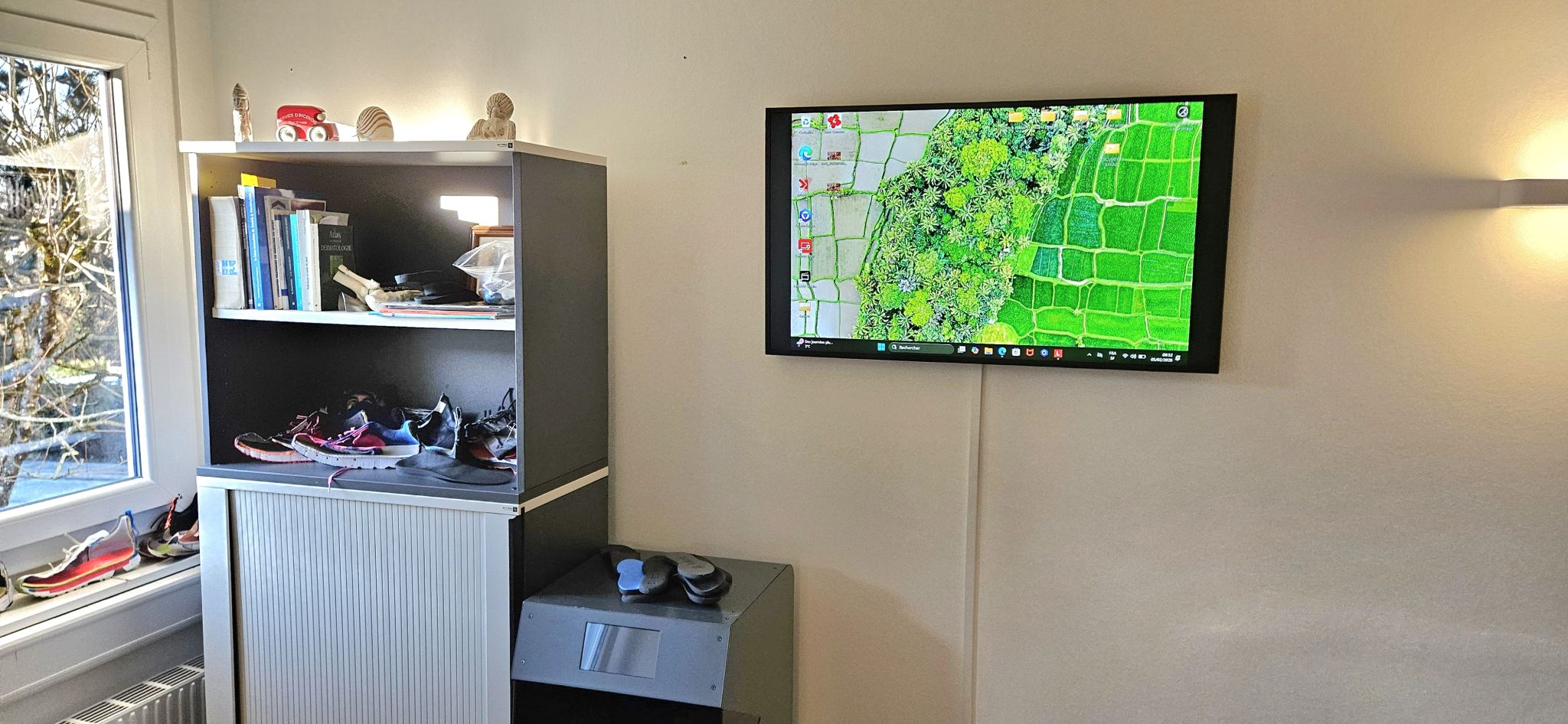 Photo d'un écran Samsung que nous avons installé au mur pour faire des présentations depuis l'ordinateur